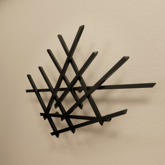 Treecado Designer-Wandgarderobe aus Aluminium in Anthrazitgrau (RAL7016), stilvoll an einer hellen Wand montiert, leicht von rechts fotografiert. Modernes, minimalistisches Design made in Germany.