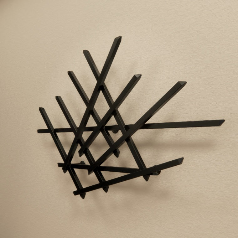 Treecado Designer-Wandgarderobe aus Aluminium in Anthrazitgrau (RAL7016), stilvoll an einer hellen Wand montiert, leicht von rechts fotografiert. Modernes, minimalistisches Design made in Germany.