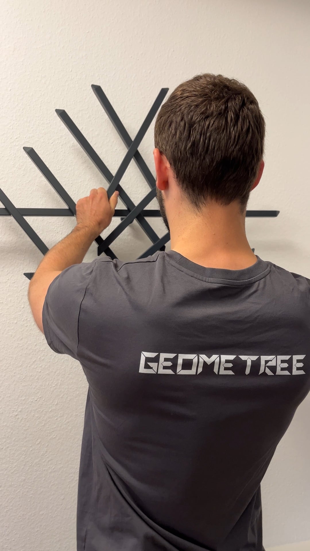 Kurzes Montagevideo der Treecado Designer-Wandgarderobe aus Aluminium in Anthrazitgrau (RAL7016). Zeigt, wie die Garderobe in vier einfachen Schritten sicher und schnell an der Wand befestigt wird.