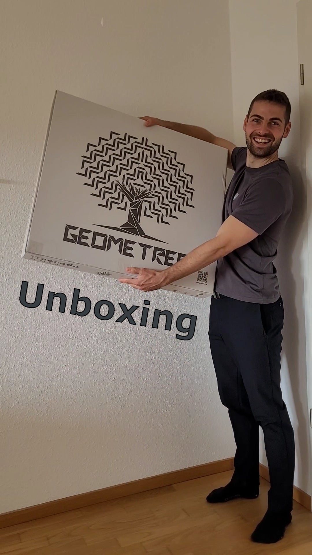 Video: Unboxing, Montage und fertige Präsentation der Treecado Designer-Wandgarderobe aus Aluminium – modernes Designmöbel aus Köln, Made in Germany.