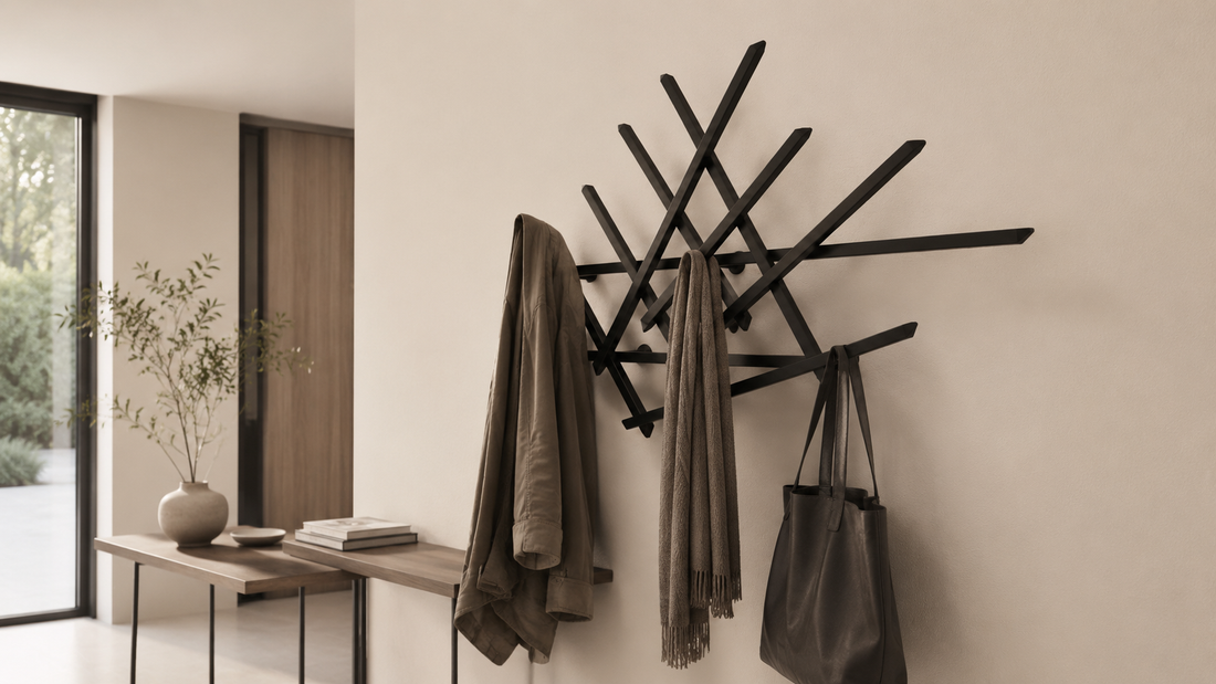 Wandgarderobe Treecado in Modernem Eingangsbereich mit Jacke, Schal und Handtasche.