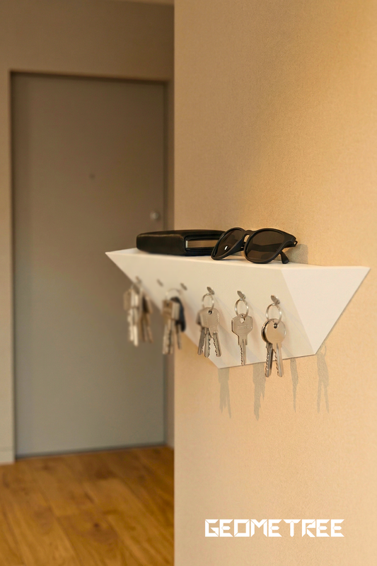 Magnetisches Schlüsselbrett Treeboard in weiß im schmalen Flur als Einweihungsgeschenk