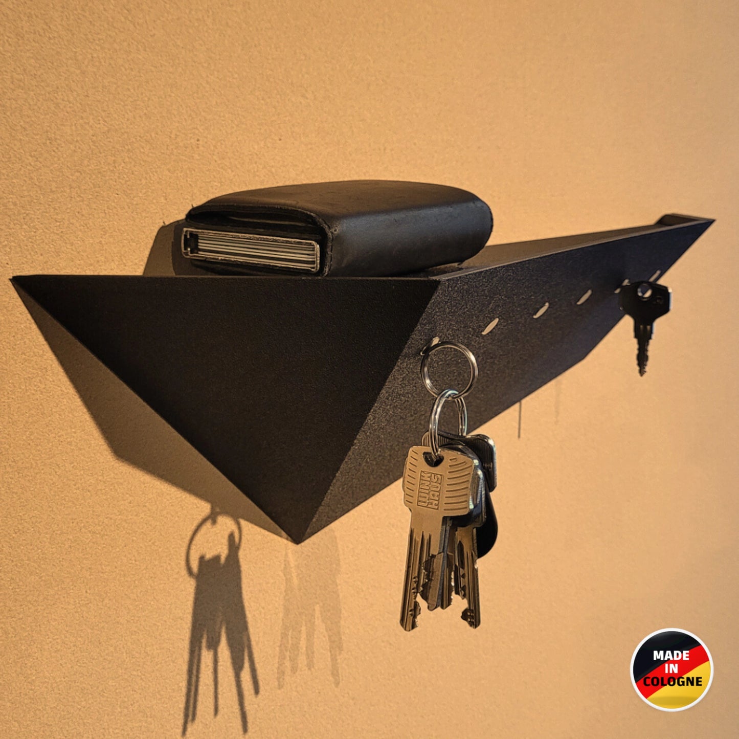 Schrägansicht vom schwarzen Treeboard Schlüsselhalter für die Wand mit magnetischer Schlüsselaufbewahrung und Ablagefläche. Made in Cologne.