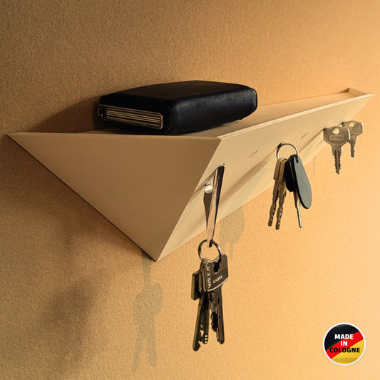 Schrägansicht vom weißen Treeboard Schlüsselhalter für die Wand mit magnetischer Schlüsselaufbewahrung und Ablagefläche. Made in Cologne.