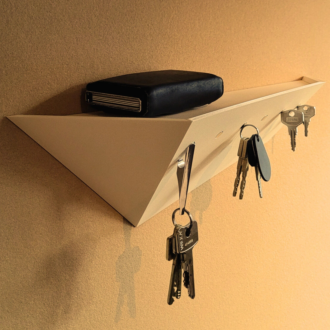 Schrägansicht vom weißen Treeboard Schlüsselhalter für die Wand mit magnetischer Schlüsselaufbewahrung und Ablagefläche.