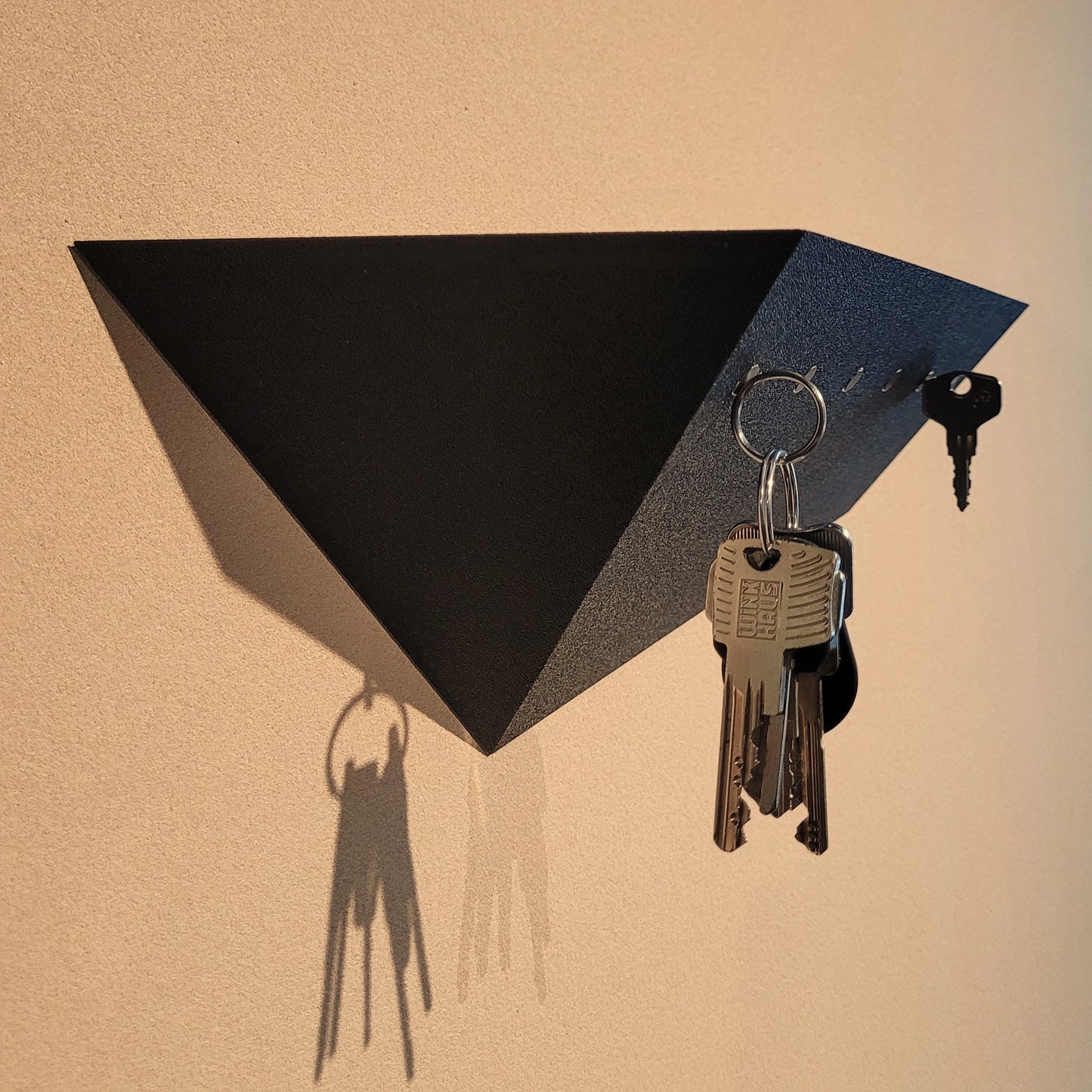 Schwarzes Treeboard – magnetisches Schlüsselbrett aus schräger linker Perspektive mit Schlüsseln