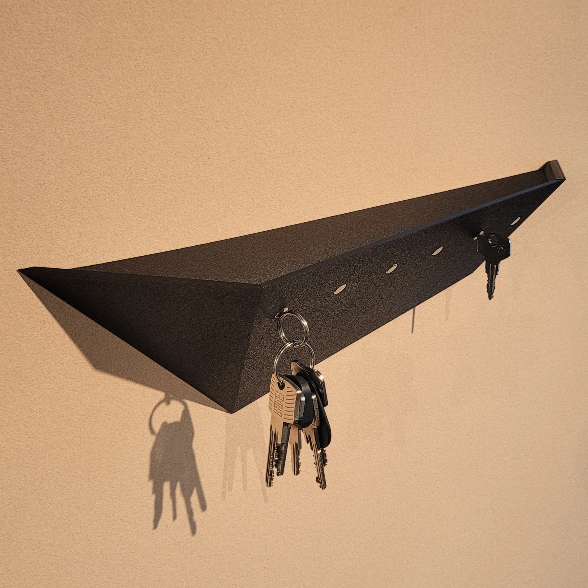 Schwarzes Treeboard – magnetisches Schlüsselbrett in linker Seitenansicht mit Schlüsseln