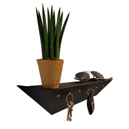 Treeboard Designer Schlüsselbrett in Schwarz – Seitenansicht links mit Schlüsselbund, Brille und Dekoblume, funktionale magnetische Halterung, modernes Wandaccessoire für Flur und Büro, hochwertiges Interior Foto, Made in Germany.