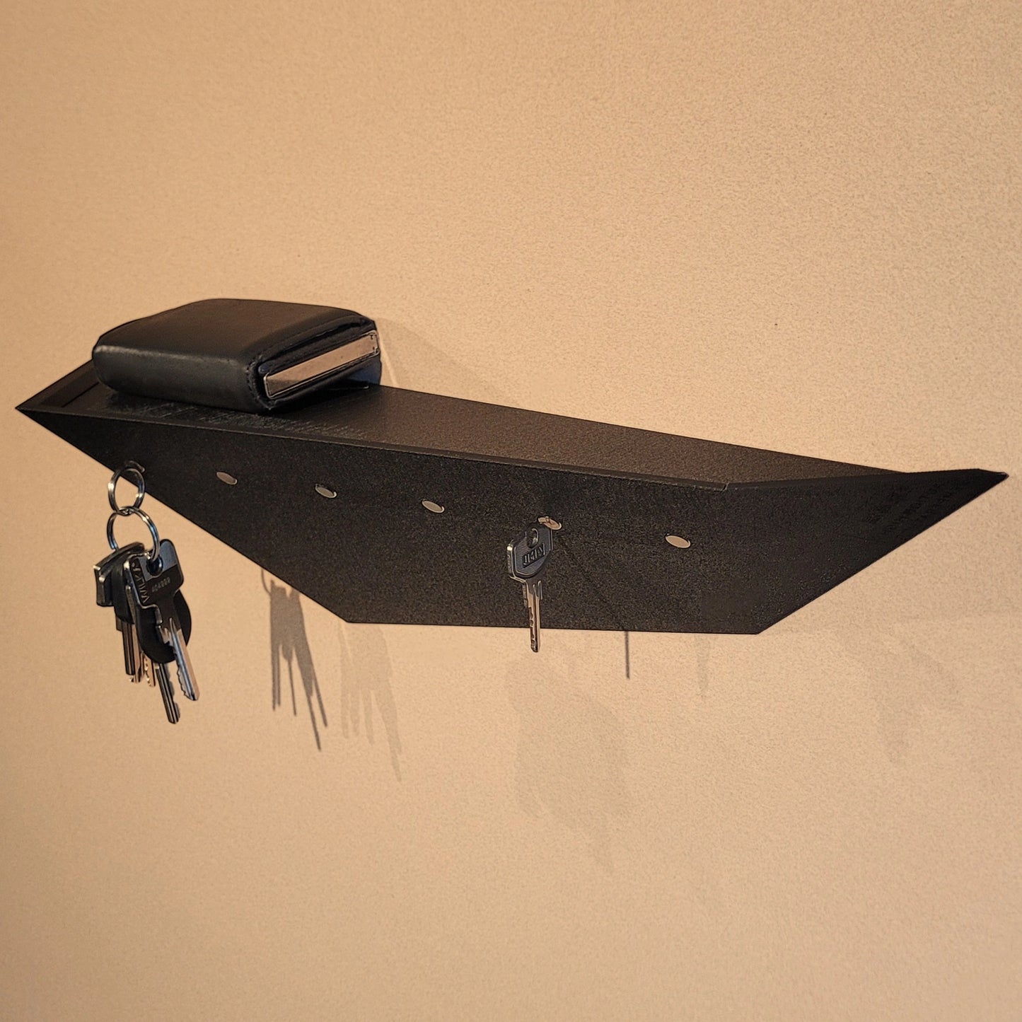Schwarzes Treeboard – magnetisches Schlüsselbrett in rechter Seitenansicht mit Schlüsseln und Geldbörse