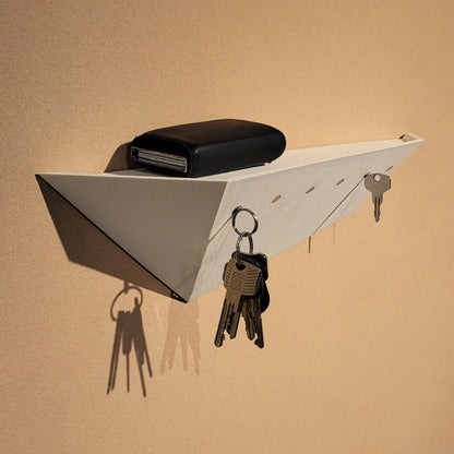 Weißes Treeboard - magnetisches Schlüsselbrett in linker Seitenansicht mit Schlüsseln und Geldbörse