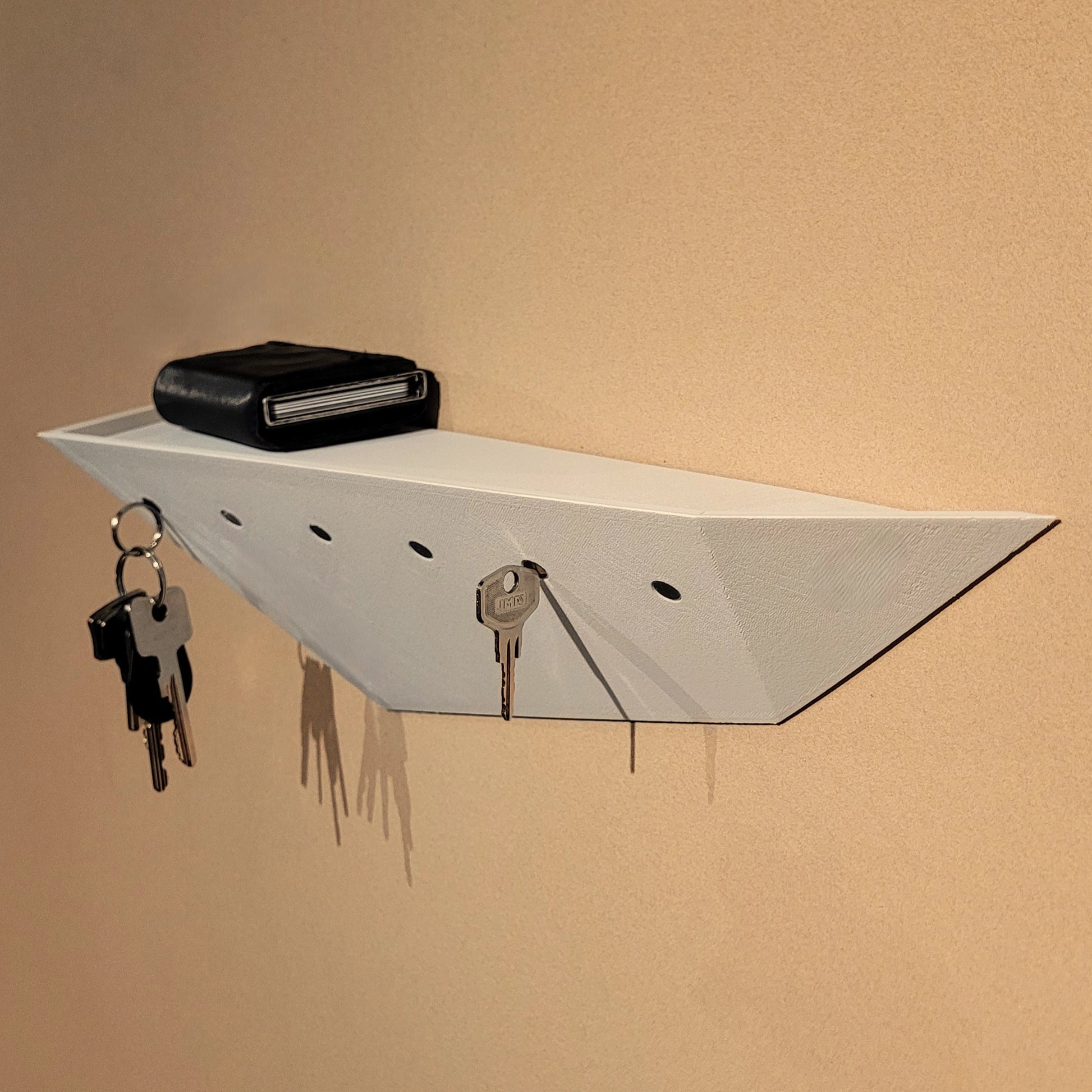 Weißes Treeboard - magnetisches Schlüsselbrett in rechter Seitenansicht mit Schlüsseln und Geldbörse