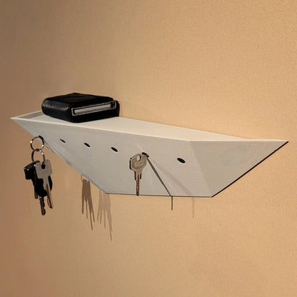 Weißes Treeboard - magnetisches Schlüsselbrett in rechter Seitenansicht mit Schlüsseln und Geldbörse