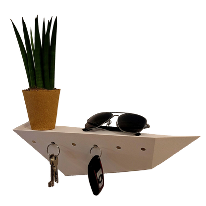 Treeboard Designer Schlüsselbrett in Weiß – Seitenansicht rechts mit Schlüsselbund, Brille und Dekoblume, funktionale magnetische Halterung, modernes Wandaccessoire für Flur und Büro, hochwertiges Interior Foto, Made in Germany.