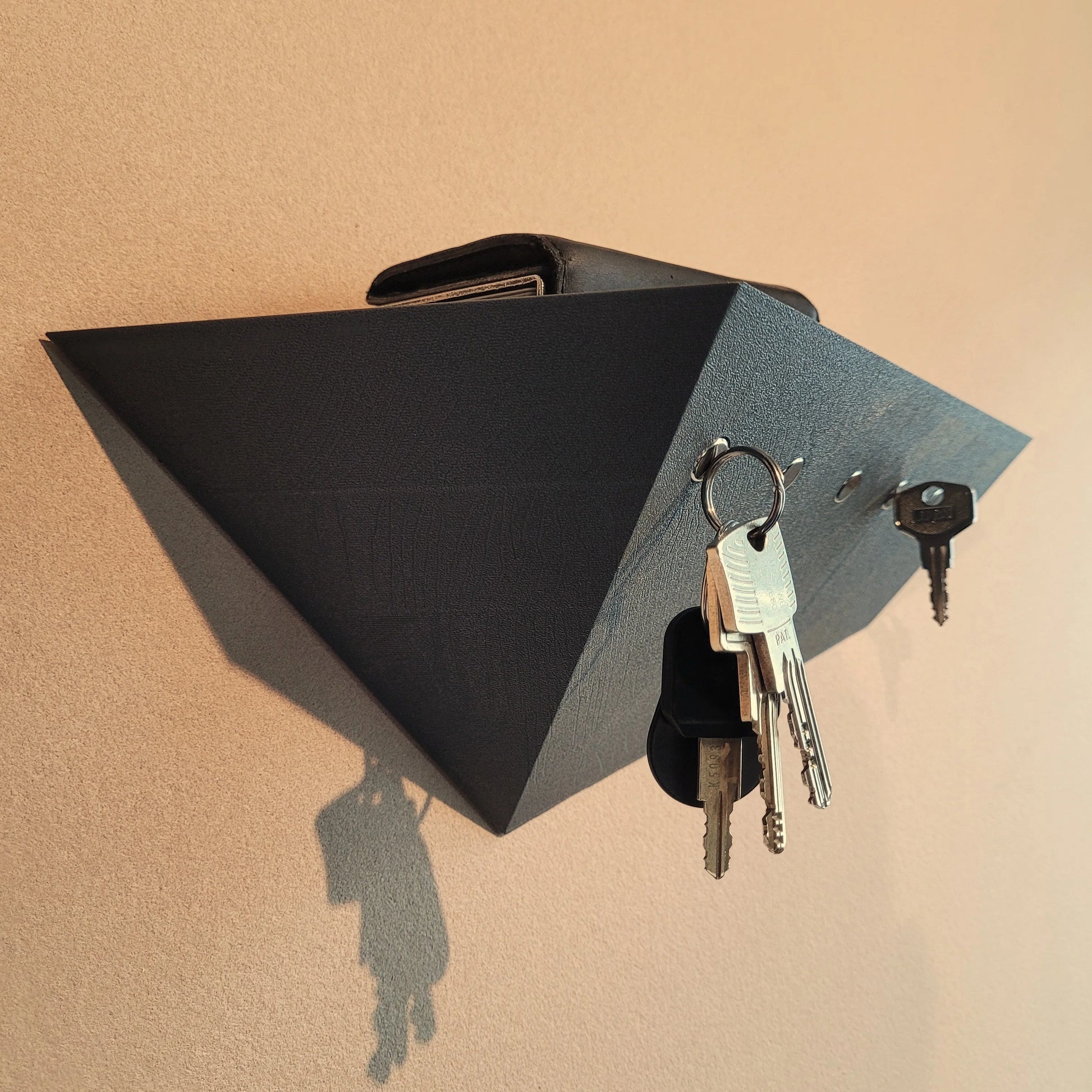 Stylisches Treeboard Schlüsselbrett – Detailansicht links mit Schlüsselbund und Geldbörse, magnetische Schlüsselhalterung, minimalistisches Design in Anthrazitgrau, hochwertiges Rendering, Made in Germany.