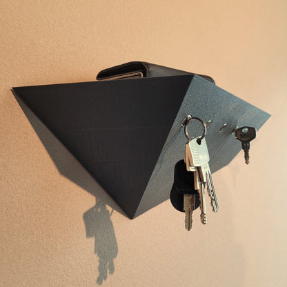 Stylisches Treeboard Schlüsselbrett – Detailansicht links mit Schlüsselbund und Geldbörse, magnetische Schlüsselhalterung, minimalistisches Design in Anthrazitgrau, hochwertiges Rendering, Made in Germany.