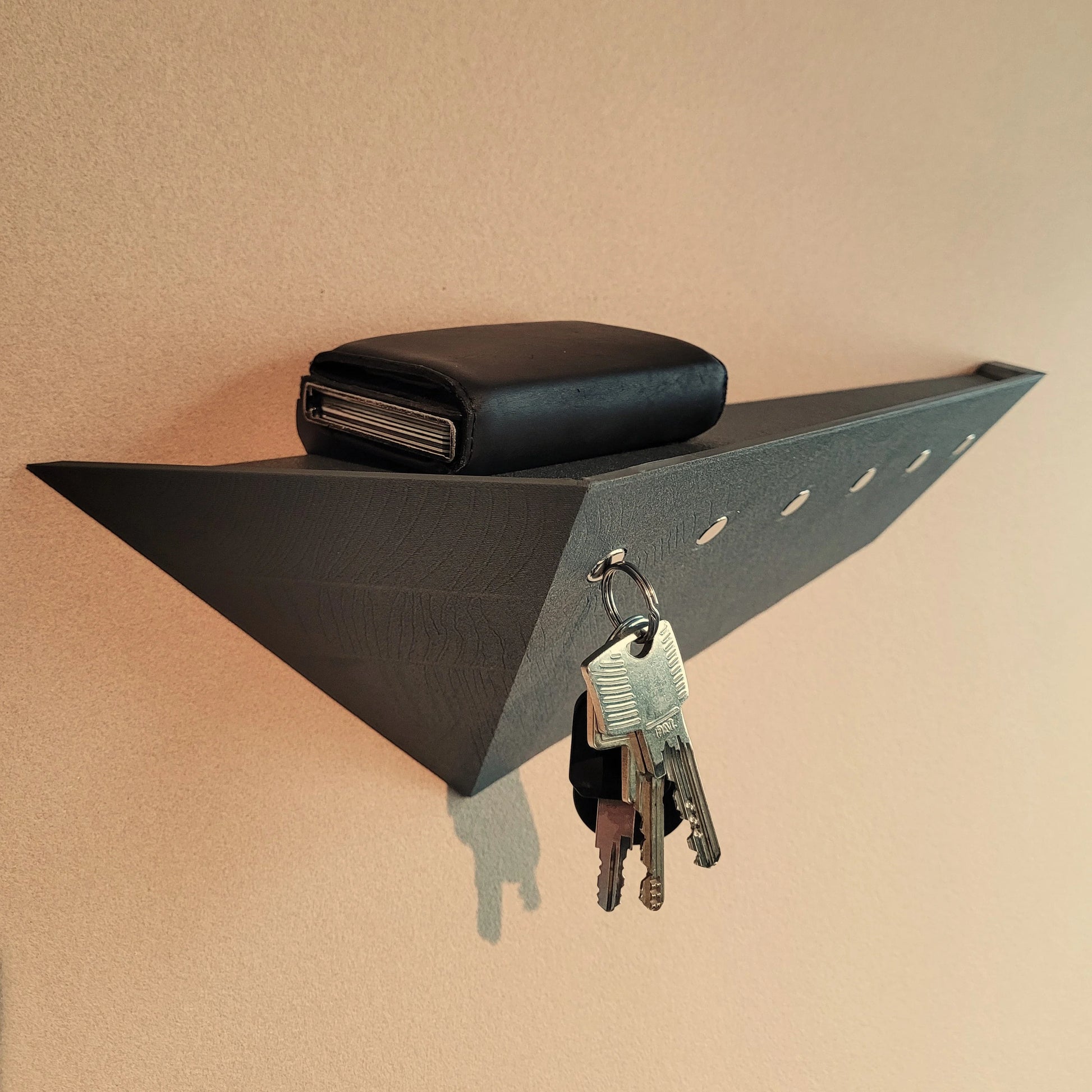 Treeboard Designer Schlüsselbrett – Seitenansicht links mit Schlüsselbund und Wallet, funktionale magnetische Halterung, modernes Wandaccessoire für Flur und Büro, hochwertiges Interior Rendering, Made in Germany.