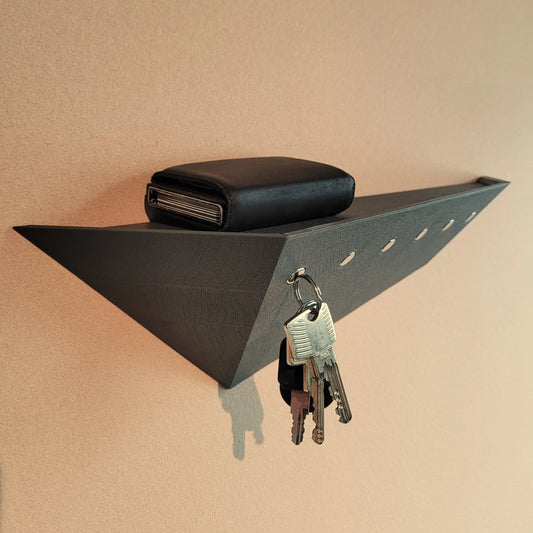Treeboard Designer Schlüsselbrett – Seitenansicht links mit Schlüsselbund und Wallet, funktionale magnetische Halterung, modernes Wandaccessoire für Flur und Büro, hochwertiges Interior Rendering, Made in Germany.