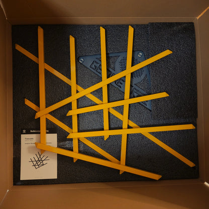 Designer Garderobe Treecado in goldgelb vormontiert und verpackt im Karton.