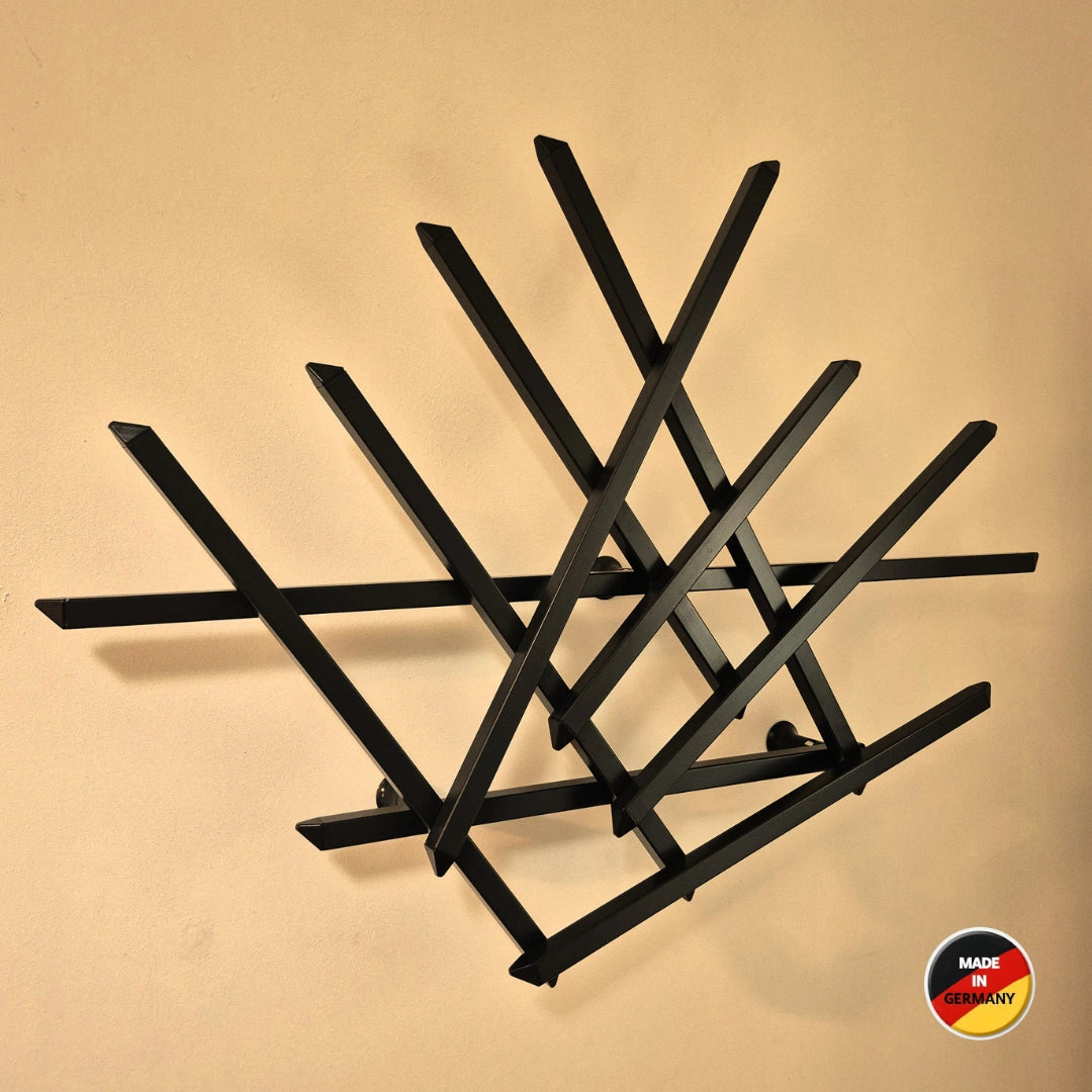 Treecado Designer-Wandgarderobe aus Aluminium in Schwarz (RAL9005), stilvoll an einer hellen Wand montiert, leicht von links fotografiert. Modernes, minimalistisches Design Made in Germany.