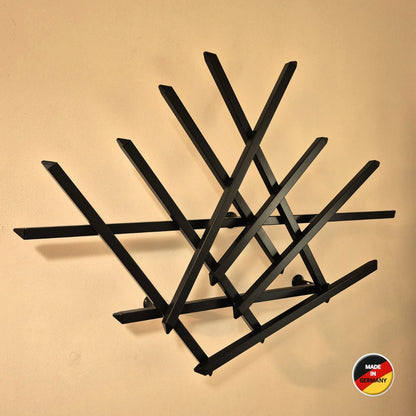 Treecado Designer-Wandgarderobe aus Aluminium in Schwarz (RAL9005), stilvoll an einer hellen Wand montiert, leicht von links fotografiert. Modernes, minimalistisches Design Made in Germany.
