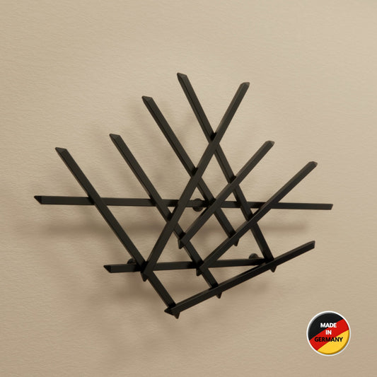 Treecado Designer-Wandgarderobe aus Aluminium in Anthrazitgrau (RAL7016), stilvoll an einer hellen Wand montiert, leicht von links fotografiert. Modernes, minimalistisches Design made in Germany mit Symbol.