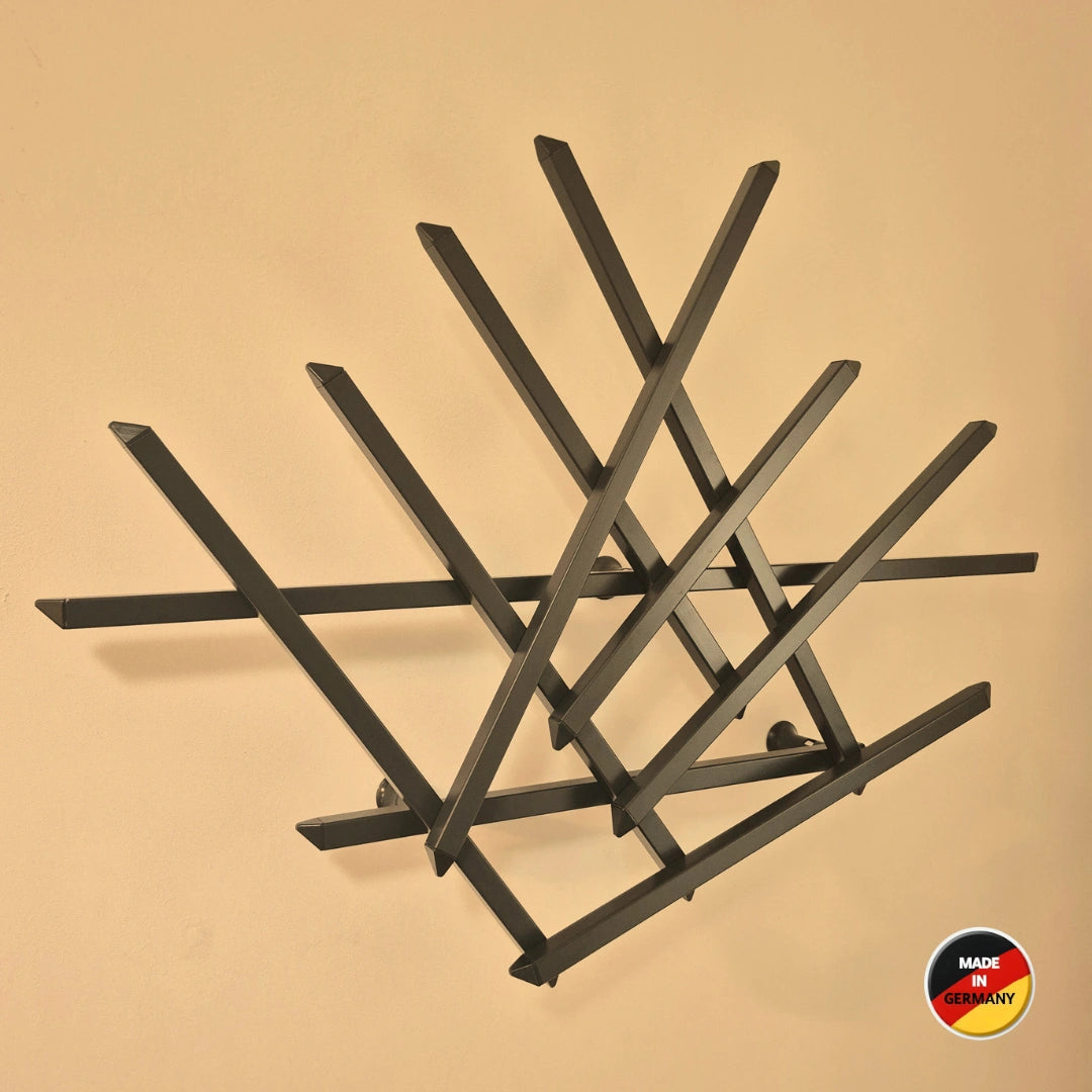 Treecado Designer-Wandgarderobe aus Aluminium in Anthrazit (RAL7016), stilvoll an einer hellen Wand montiert, leicht von links fotografiert. Modernes, minimalistisches Design. Made in Germany.