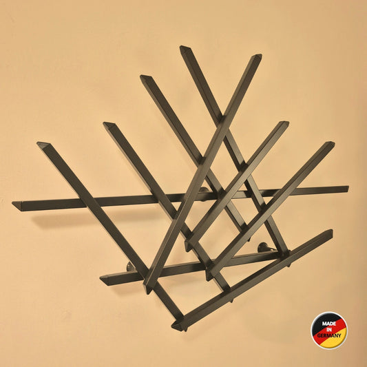 Treecado Designer-Wandgarderobe aus Aluminium in Anthrazit (RAL7016), stilvoll an einer hellen Wand montiert, leicht von links fotografiert. Modernes, minimalistisches Design. Made in Germany.