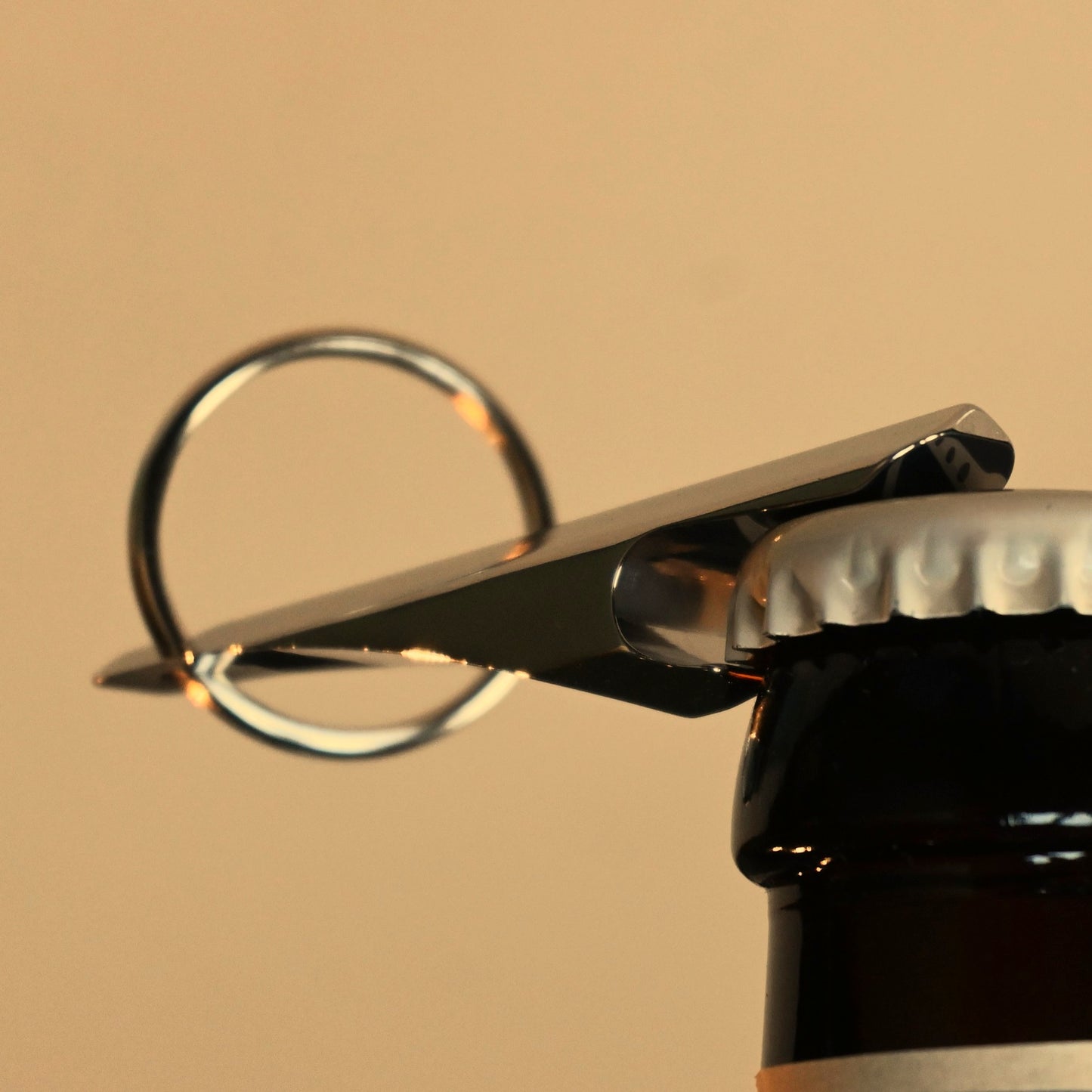 Treekey als Flaschenöffner – Anwendung mit Bierflasche