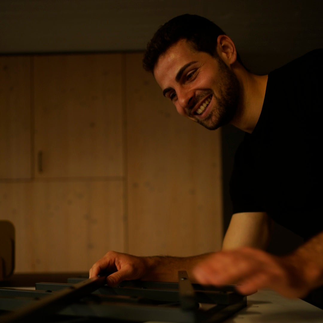 Founder montiert die Treecado Wandgarderobe in der Werkstatt von Geometree – Einblicke in Handarbeit, lokale Produktion und präzise Montage Made in Germany.