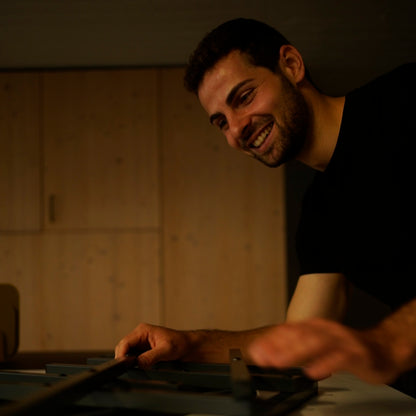 Founder montiert die Treecado Wandgarderobe in der Werkstatt von Geometree – Einblicke in Handarbeit, lokale Produktion und präzise Montage Made in Germany.