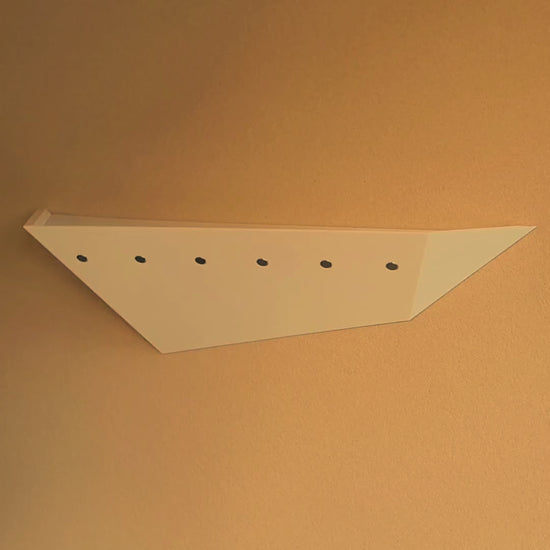 Weißes Treeboard als magnetisches Schlüsselbrett mit Ablage, an das Schlüssel geworfen und Brille, Wallet und Kopfhörer abgelegt werden