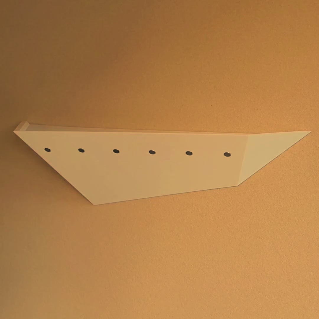 Weißes Treeboard als magnetisches Schlüsselbrett mit Ablage, an das Schlüssel geworfen und Brille, Wallet und Kopfhörer abgelegt werden