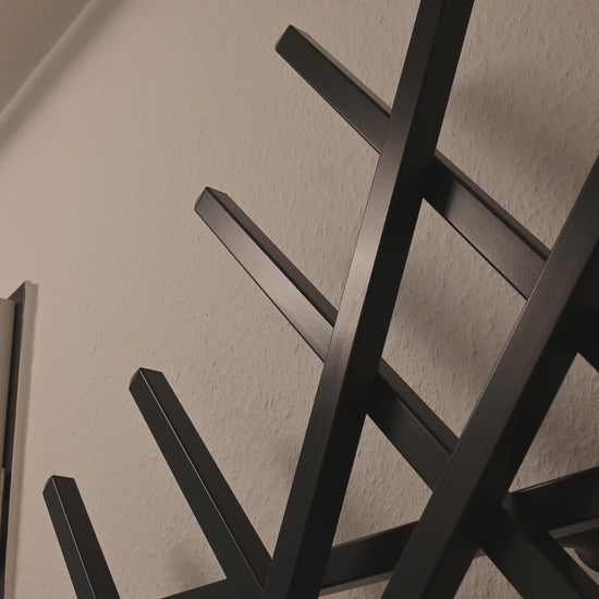 Nahaufnahme der Treecado Designer-Wandgarderobe aus Aluminium in Anthrazitgrau (RAL7016). Zeigt hochwertige Verarbeitung, feine Beschichtung und modernes minimalistisches Design, begleitet von ruhiger Klaviermusik.