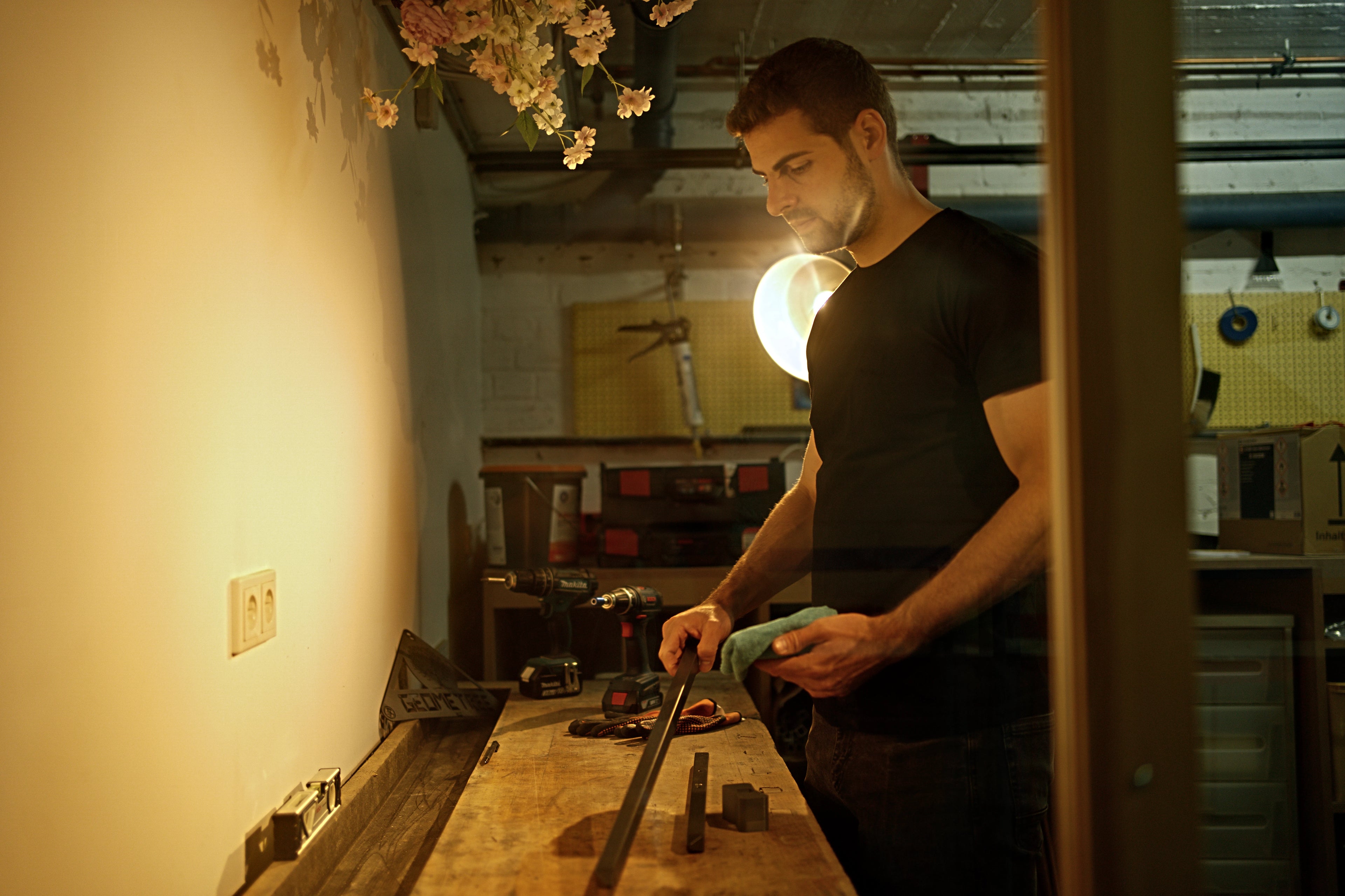 Video laden: Founder von Geometree montiert eine Treecado Wandgarderobe an der Werkbank - handgefertigte Designer-Wandgarderobe von Geometree, Deigned in Cologne - Made in Germany