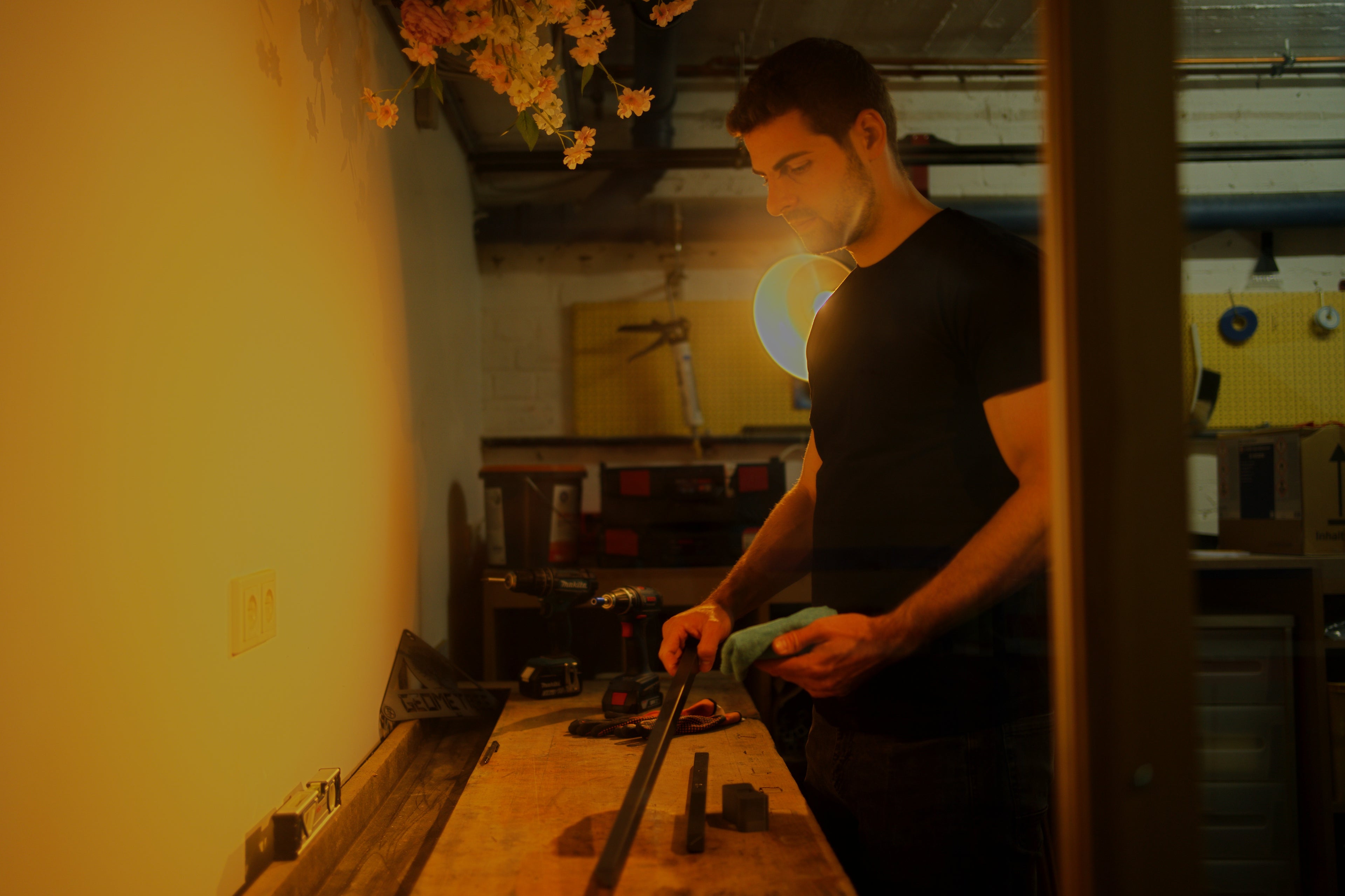 Video laden: Founder montiert eine Treecado Wandgarderobe an der Werkbank – handgefertigte Designer-Wandgarderobe von Geometree, Made in Germany