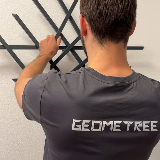 Kurzes Montagevideo der Treecado Designer-Wandgarderobe aus Aluminium in Anthrazitgrau (RAL7016). Zeigt, wie die Garderobe in vier einfachen Schritten sicher und schnell an der Wand befestigt wird.