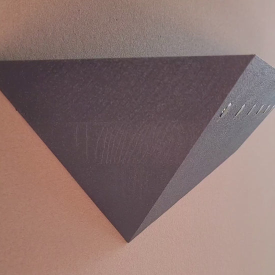 Designer-Schlüsselbrett Treeboard an der Wand – minimalistisch, schwebende Optik, hochwertige Oberfläche; Schlüssel wird geworfen und haftet magnetisch.