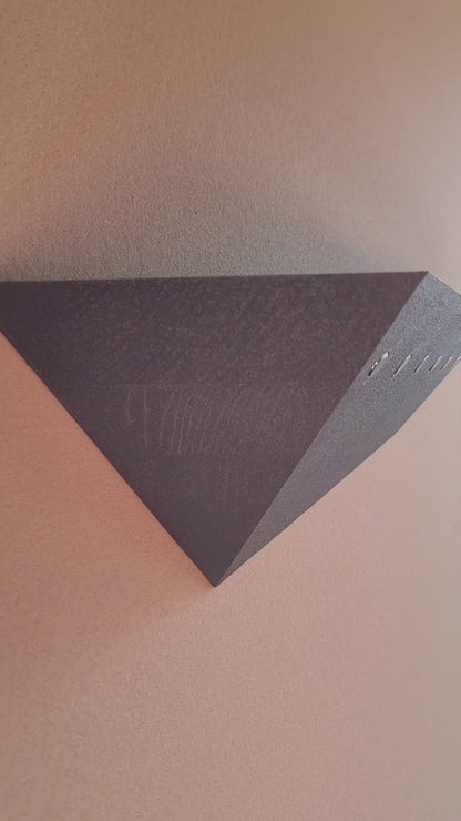 Designer-Schlüsselbrett Treeboard an der Wand – minimalistisch, schwebende Optik, hochwertige Oberfläche; Schlüssel wird geworfen und haftet magnetisch.